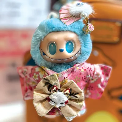 Labubu Figura Ruhában - Rózsaszín Kimono